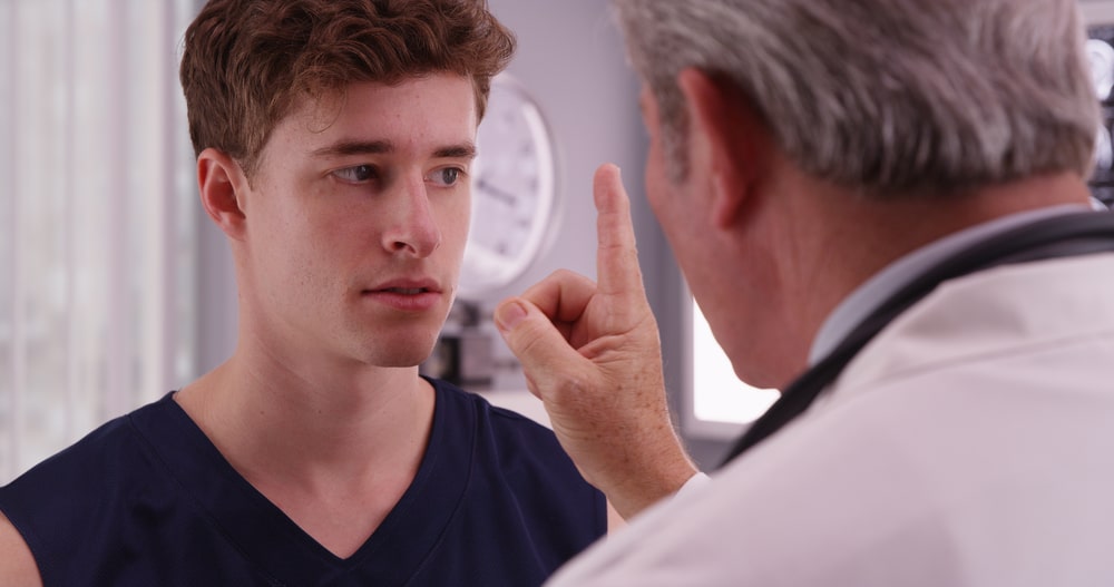 doctor testing a teen for a concussion